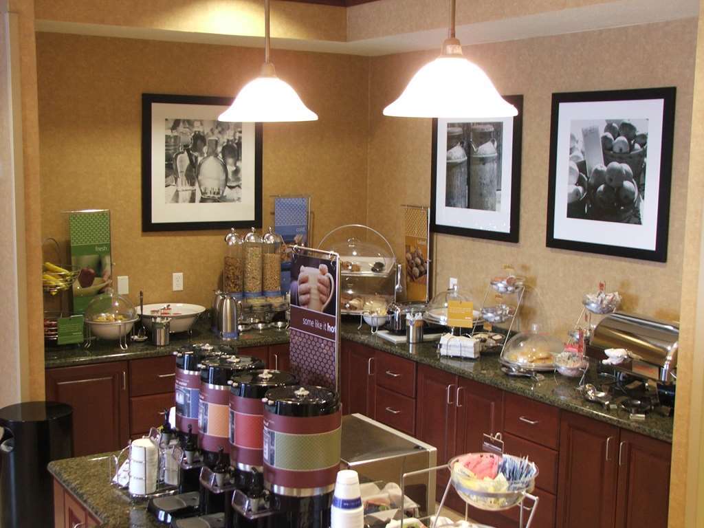 Hampton Inn Тремонтон Ресторан фото